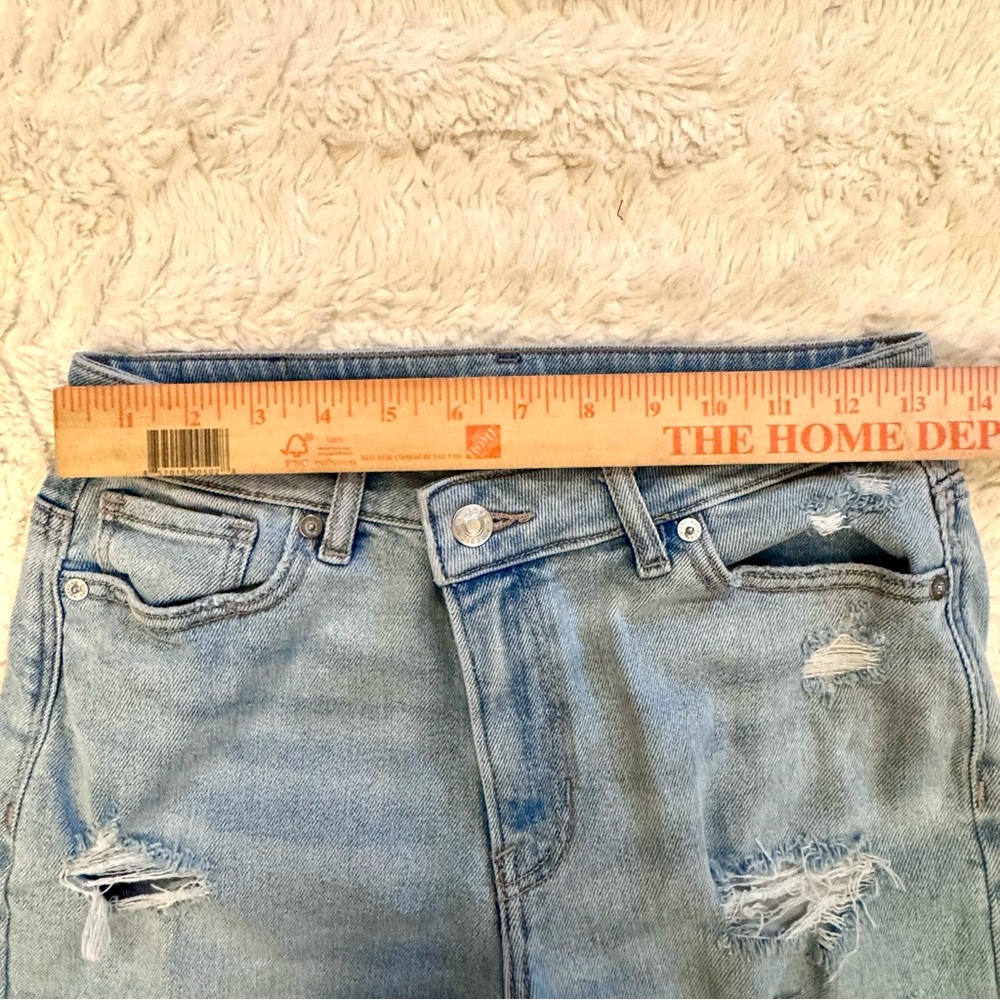 American Eagle size 4 short highest rise Mom Jean Light Wash distressed - Picture 7 of 7